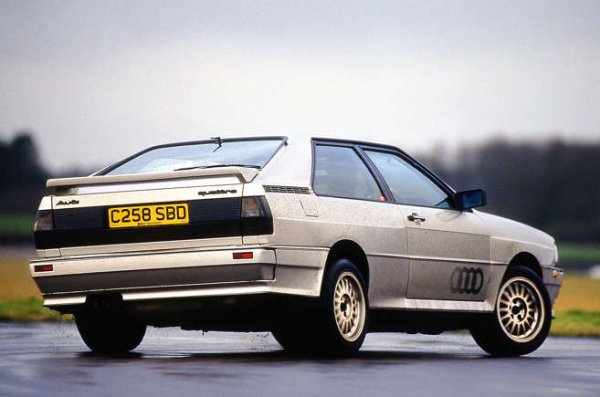 За тези, които не са имали достъп до тази кола при появата й, вероятно трудно ще бъде обяснено нейното значение. Не на последно място защото идваше от Audi, компания без дотогавашен опит в производството на подобни машини. Но quattro беше наистина невероятно: постоянно задвижване на четирите колела и двигател с пет цилиндъра, който осигурява 200 коня. Едно от най-запомнящите се изживявания при шофиране през 80-те години.
